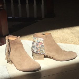 Funky beige suede bootie!